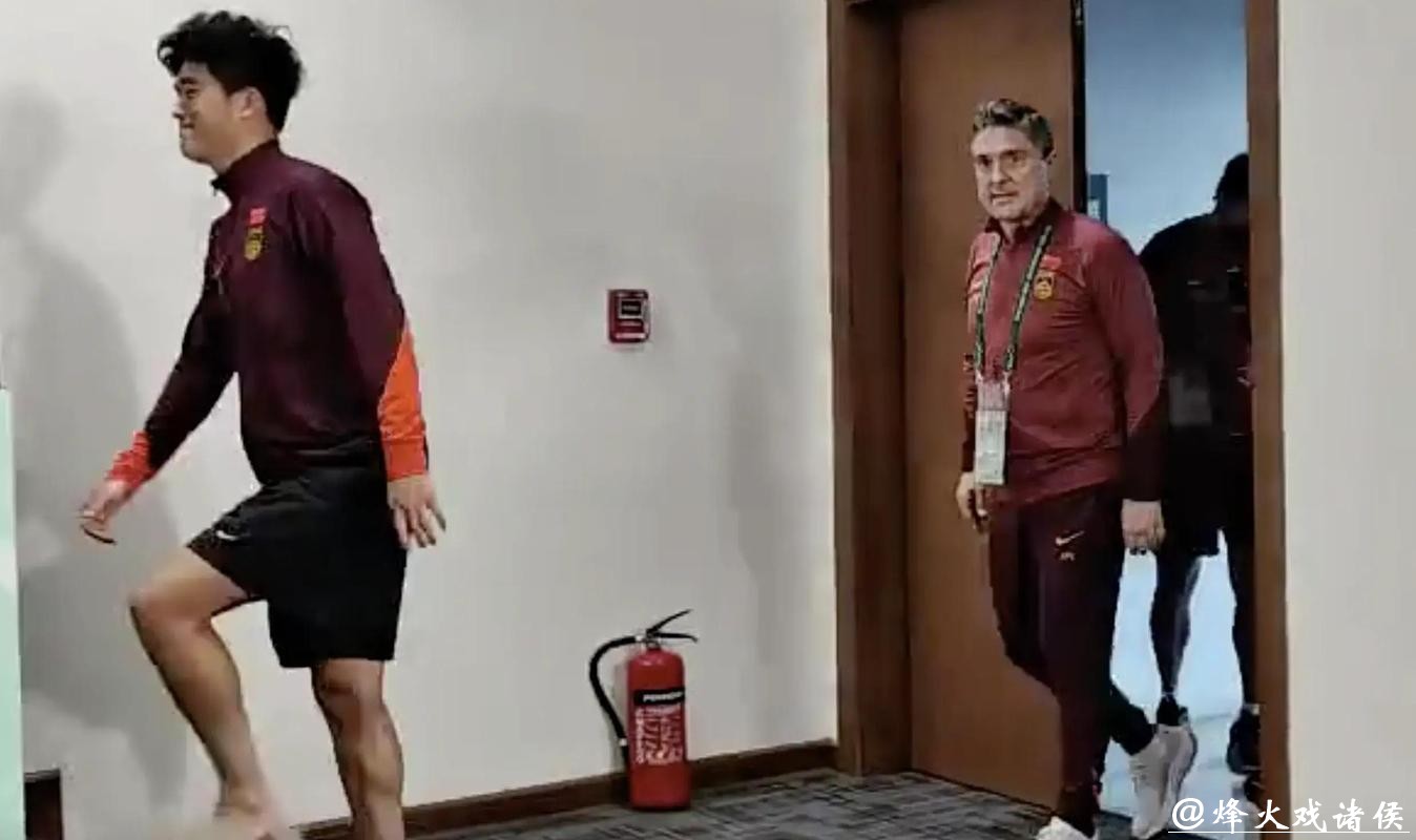 现场记者集体鼓掌!53岁安东尼奥站桌上怒吼:5战封神 玩弄越南队 现场记者集体鼓掌!53岁安东尼奥站桌上怒吼:5战封神 玩弄越南队